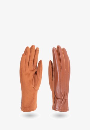 Un paio di guanti marroni, uno in suede e uno in pelle, mostrati con il palmo e il dorso su uno sfondo bianco.