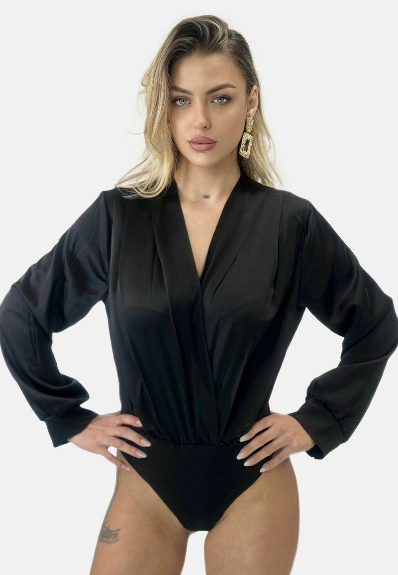 Svart långärmad bodysuit med djup V-ringning, med plisseringar på axlarna, slät tyg och en figurnära silhuett.