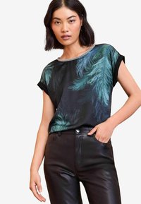 Love & Roses FIT - FRONT EMBELLISHED NECK - Marškinėliai su spaudiniu - black feather print