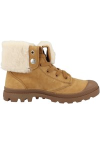 Bottine en suède tan avec col en fausse fourrure, devant à lacets, semelle en caoutchouc et embout renforcé. Comprend des accessoires en métal et des détails de couture.