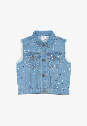 Svetlomodrá rifľová vesta bez rukávov s ošúchanými otvormi na ruky, kovovými gombíkmi, klopovými vreckami a rozptýlenými malými striebornými flitrami.