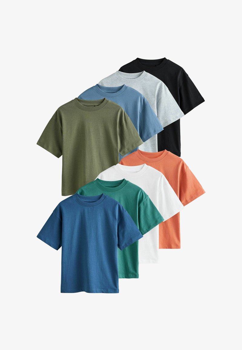 Huit t-shirts en coton de différentes couleurs : olive, bleu, gris, noir, blanc, bleu sarcelle, orange et bleu foncé. Manches courtes et col rond.