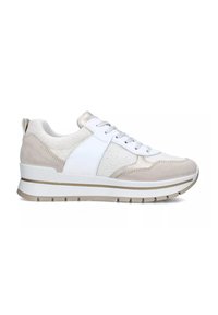 Sneakers sportive che presentano un mix di pelle bianca e suede beige, con un accento di tessuto testurizzato, suola ammortizzata e dettagli dorati discreti.