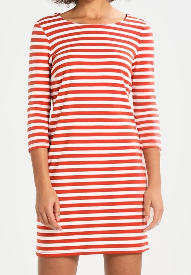 Czerwona i biała sukienka w paski, wykonana z elastycznego materiału, z dekoltem w łódkę i rękawami o długości 3/4, o dopasowanym kroju.