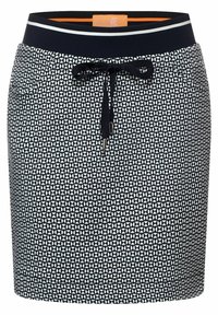 Knä-lång kjol i marinblått och vitt mönster med dragsko i midjan, som har en mjuk textur och en kontrasterande midjeband. 