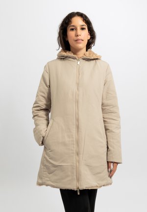 Cappotto isolante beige con cappuccio in pelliccia sintetica, tasche frontali e chiusura con zip. Texture liscia e design lungo fino al ginocchio.