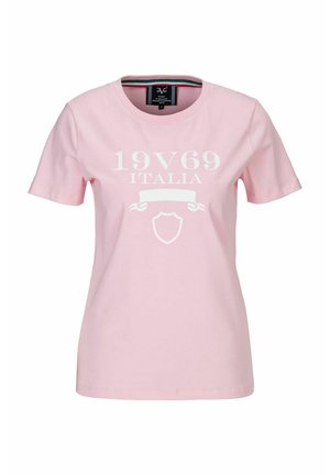 T-shirt rose clair à manches courtes avec texte blanc « 19V69 Italia », une bannière vide et un graphique de bouclier à l'avant.