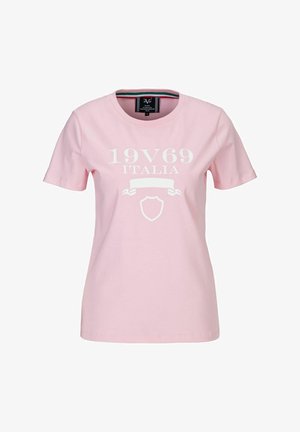 Jasnoróżowa koszulka z krótkim rękawem z białym napisem "19V69 Italia", pustym banerem i grafiką tarczy z przodu.