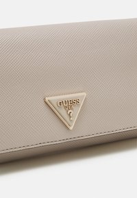 Guess NOELLE  FLAP  - Rankinė per petį - taupe