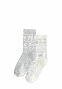 Calcetines gris y blanco con un diseño suave. Un calcetín es gris con lazos, el otro es crema con copos de nieve y patrones en zigzag.