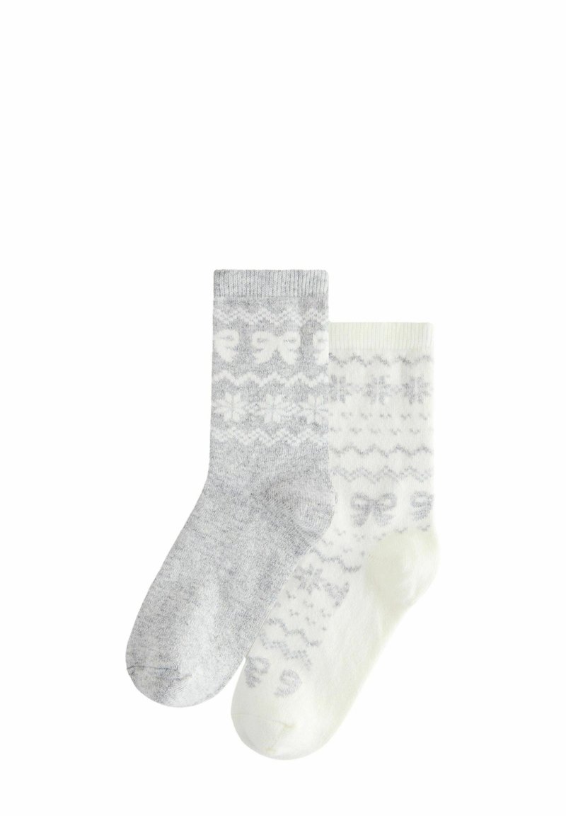 Calcetines gris y blanco con un diseño suave. Un calcetín es gris con lazos, el otro es crema con copos de nieve y patrones en zigzag.