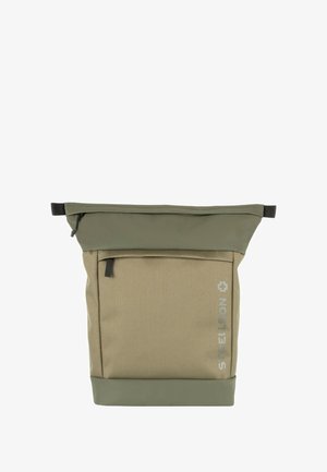 Canvas-Rucksack in hellem Olivgrün mit Rollverschluss, Fronttasche und einem dunkleren grünen Boden. Verfügt über ein silbernes Logo an der Seite.