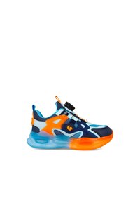 Zapatilla deportiva con un upper azul marino y acentos en naranja y azul claro, paneles de malla, punta redonda y una suela con amortiguación de aire visible.