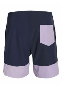Shorts da bagno blu navy con orlo e tasca lilla. Il materiale appare leggero e a asciugatura rapida, caratterizzato da un design semplice.