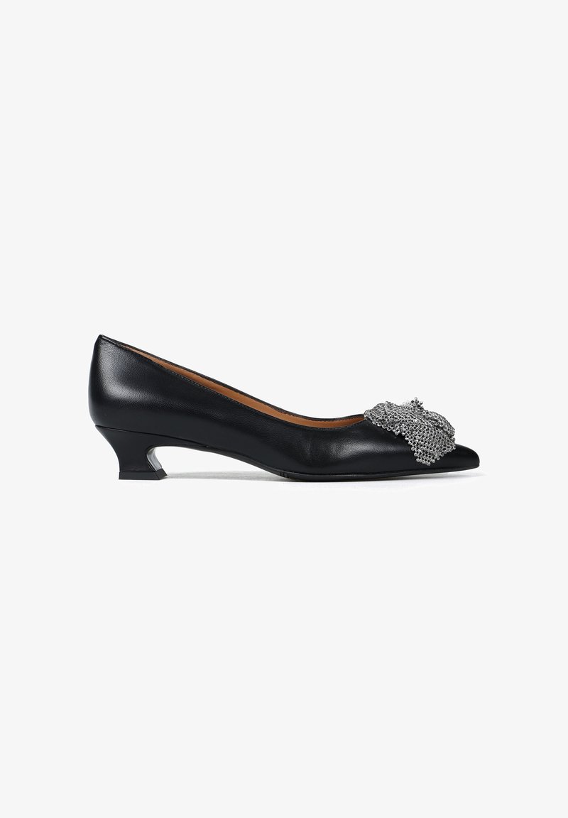 Czarne skórzane czółenka z ostrym noskiem i niskim klinem. Udekorowane srebrną metaliczną siateczką na nosku. Gładka tekstura.