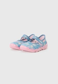 Zapatos infantiles de colores azul y rosa, con parte superior de tela suave, tiras de velcro y suela de goma rosa texturizada.