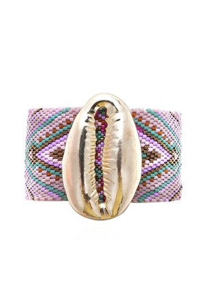 Bracelet manchette à perles rose, turquoise et marron avec un fermoir en coquillage cauri doré. Présente une texture à motifs et un design audacieux.