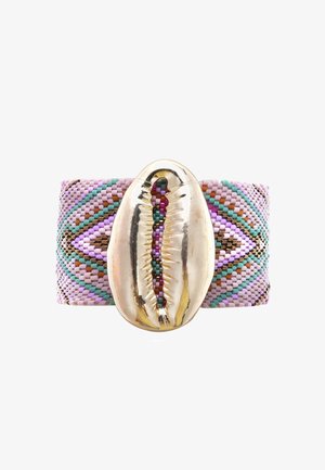 Bracelet manchette à perles rose, turquoise et marron avec un fermoir en coquillage cauri doré. Présente une texture à motifs et un design audacieux.