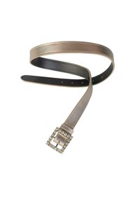 Cinturón metálico plateado con una correa delgada, que presenta una hebilla cuadrada adornada con strass, textura suave y un lado inferior negro.