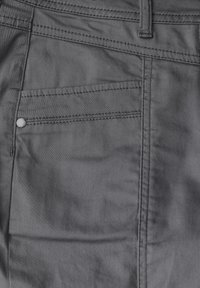 Pantalones de tela gris con un bolsillo trasero con cierre de botón, sutiles acentos de costura y una textura suave.