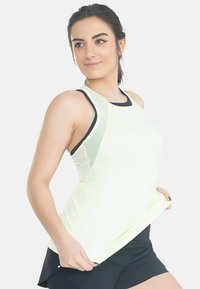 Lichtgele sporttanktop met zwarte accenten, voorzien van een racerbackontwerp en een getailleerde snit, gecombineerd met zwarte shorts.