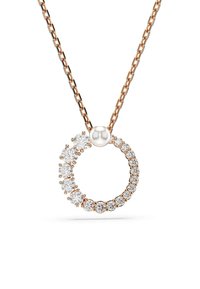 Rose gold halskæde med en cirkulær vedhæng prydet med klare krystaller og en central perle. Kæden har detaljer med udsmykninger.