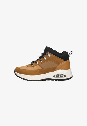 Bruine suede en mesh mid-top sneaker met zwarte accenten, veterogen en luchtkussentjes; witte zool met gestructureerde zwarte loopzool.