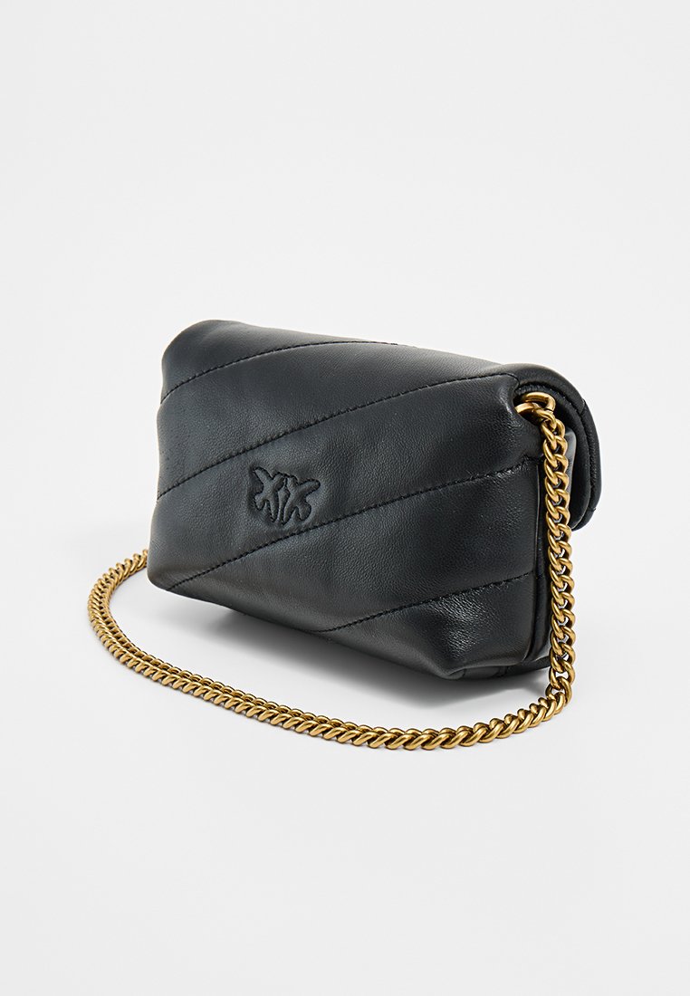 Sac bandoulière en cuir noir avec un design matelassé, une bandoulière en chaîne de couleur dorée et un logo brodé. Forme rectangulaire avec des bords arrondis.