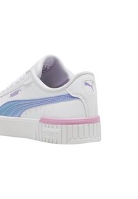 Sneaker bianco con tomaia in pelle liscia, caratterizzato da una striscia di accento blu sfumata, logo PUMA viola e un tallone texturizzato rosa.
