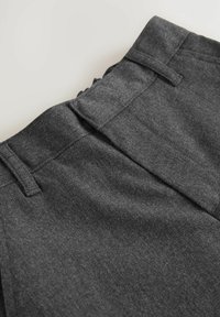 Dunkelgraue maßgeschneiderte Hosen mit glatter Textur, ausgestattet mit einem flachen Bund und Gürtelschlaufen. Das Design beinhaltet minimale Nähdetails.