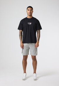 CLOSURE London RELAXED FIT RELENTLESS TEE - Print T-shirt - black