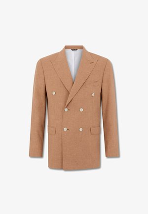 Camelkleurige dubbelgeknoopte blazer met zes lichte knopen, met inkeping afgewerkte revers, twee voorflappzakken en één borstzak, weergegeven op een witte achtergrond.