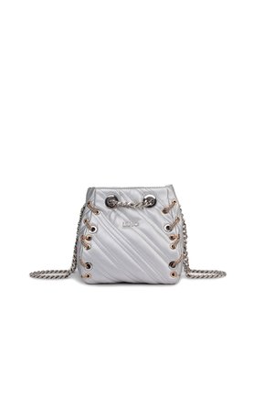 Kleine zilveren gewatteerde handtas met kettingriem, metalen oogjes, veterdetails en merknaam "Liu Jo" aan de voorkant.