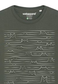 Donkergroene katoenen t-shirt met een witte grafische print van abstracte katten op horizontale lijnen, in verschillende groottes en vormen.