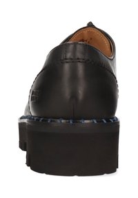 Chaussure en cuir noir avec une tige texturée, des coutures bleues le long de la semelle et un talon épais et solide. Accent mis sur la durabilité.