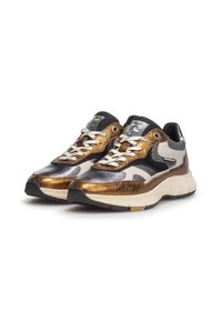 Des baskets avec un mélange de maille noire, des accents métalliques dorés et une semelle blanche texturée. Elles comportent des lacets et un détail de logo réfléchissant.