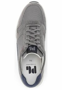 Graue Wildleder- und Mesh-Sneaker mit strukturiertem Obermaterial, runder Zehenpartie und Schnürdesign mit marineblauen Akzenten. Die Innensohle zeigt das Markenlogo.