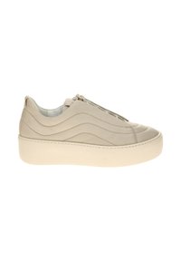 Beżowe skórzane sneakersy z falistym wzorem, okrągłym noskiem, gumową podeszwą platformową i sznurowanym zapięciem. Gładka tekstura, minimalistyczny design.
