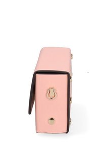 Borsa a mano in finta pelle rosa con forma rettangolare, dettagli in metallo dorato e chiusura laterale. Texture liscia con bordi neri a contrasto.