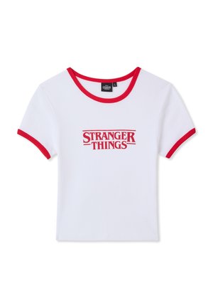 Biała koszulka z czerwonym prążkowanym kołnierzykiem i rękawami. Na środku z przodu znajduje się czerwone logo „STRANGER THINGS”. Miękka tekstura tkaniny.