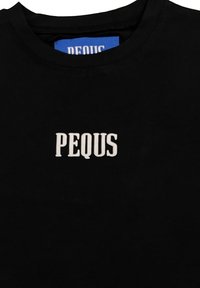 Must t-särk, millel on ümar kaelus ja valge „PEQUS“ logo rinnal. Materjal tundub pehme ja sileda tekstuuriga.