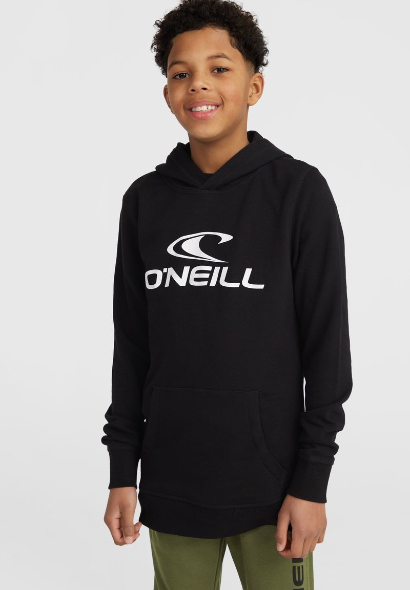Sweatshirt à capuche noir avec un logo O'Neill blanc, doté d'une poche frontale et de poignets côtelés. Porté sur un pantalon vert olive.