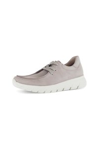 Lichtgrijze suède sneaker met afgeronde neus, vetersluiting en dikke witte rubberen zool met groeven voor grip.