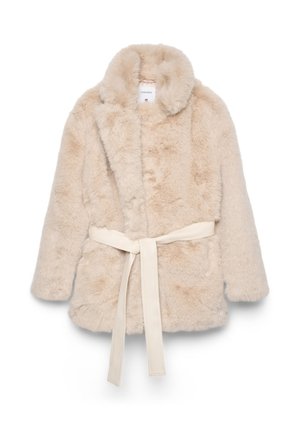 Cappotto beige in pelliccia sintetica con maniche lunghe e cintura in tessuto abbinata legata in vita su uno sfondo bianco uniforme.