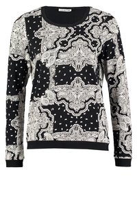 Svart tröja med intrikata vita paisleymönster och prickar, långa ärmar, rund halsringning och en solid svart nederkant.