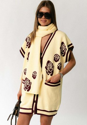 Les Jumelles, MARGOT KNITTED DRESS  ROSES - Robe pull - butter yellow  burgundy