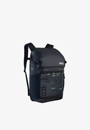 Schwarzer Rucksack mit strukturierter Oberfläche, verstellbaren Trägern, vorderer Reißverschlusstasche und reflektierenden Akzenten, die ein modernes, geometrisches Muster zeigen.