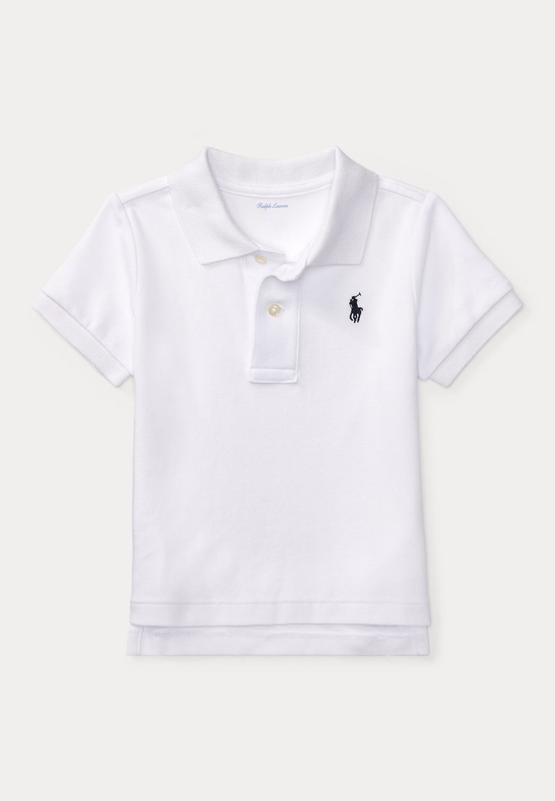 Polo blanc à manches courtes avec col, deux boutons et petit logo brodé noir représentant un cheval et son cavalier sur le côté gauche de la poitrine.