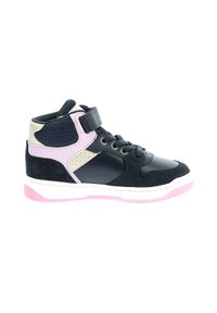 Zapatilla alta en cuero y gamuza azul marino, con detalles en rosa y plata, paneles de malla y una correa. Suela de goma con detalles en rosa.