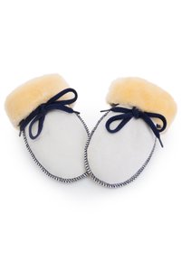 Weiße Leder-Babystiefel mit einem weichen, gelben Fellaufschlag, marineblauen Schnürsenkeln und kontrastierender marineblauer Naht entlang der Kanten.